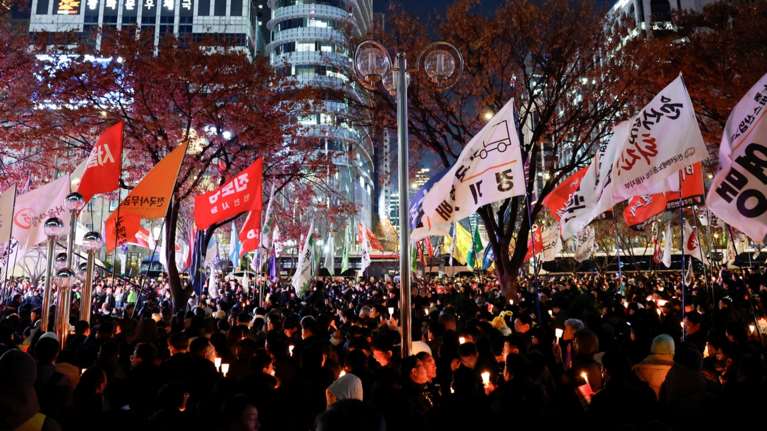 Οργή στη Ν. Κορέα για τον πρόεδρο και τον στρατιωτικό νόμο: Στους δρόμους ο κόσμος - Πρόταση καθαίρεσης από την αντιπολίτευση