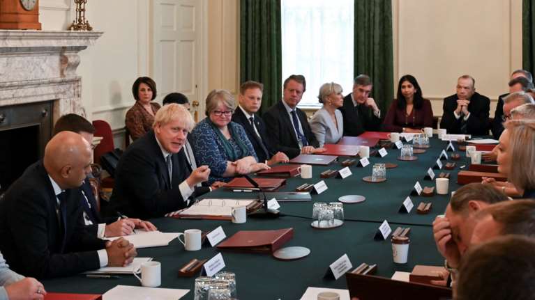 Το σκάνδαλο Πίντσερ διαλύει τον Τζόνσον: Μπαράζ παραιτήσεων από υπουργούς και βουλευτές