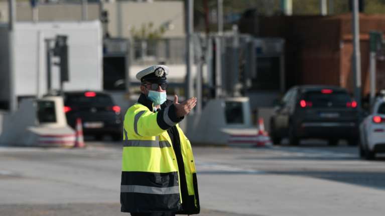 Αυστηροί έλεγχοι στα διόδια για να αποτρέψουν το &quot;Πάσχα στο χωριό&quot;: Θα γυρίζουν πίσω όσους έχουν ψεύτικα χαρτιά