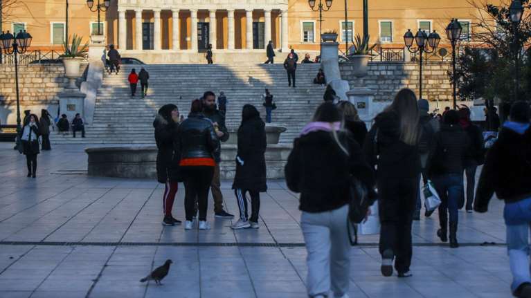 Το ελληνικό &quot;θαύμα&quot;: Δηλώνουμε 79 δισ. ευρώ εισόδημα, ξοδεύουμε... 100 δισ. και αποταμιεύουμε 20 δισ. ευρώ τον χρόνο