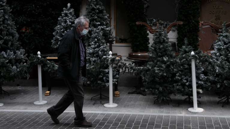 Χριστούγεννα: Τι θα γίνει με SMS, μετακινήσεις, ρεβεγιόν - Όλα τα σενάρια για το άνοιγμα καταστημάτων και σχολείων