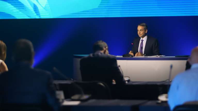 Σε δύο καλάθια ο μποναμάς της ΔΕΘ 2022: Κατώτατος μισθός, αυξήσεις και αναδρομικά συντάξεων, Fuel Pass 3, επιταγή ακρίβειας