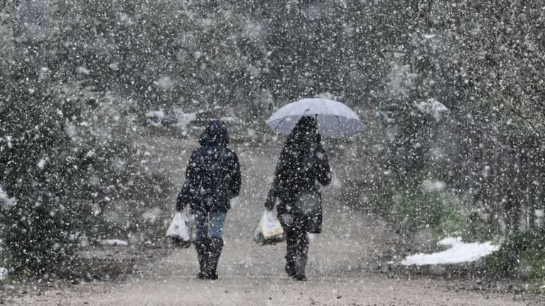 Καιρός: Νέα πτώση της θερμοκρασίας και τσουχτερό κρύο σε όλη τη χώρα - Χιονίζει και στην Αθήνα