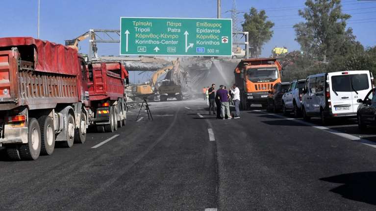 Μήνυμα 112 για το μποτιλιάρισμα στην εθνική Αθηνών Κορίνθου: &quot;Καθυστερήστε την αναχώρησή σας&quot;