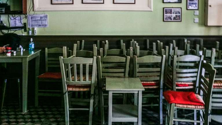 Ανοιγμα εστίασης, εμπορικών κέντρων, SMS και πώς θα περάσουμε το Πάσχα: Συνεδριάζουν οι λοιμωξιολόγοι