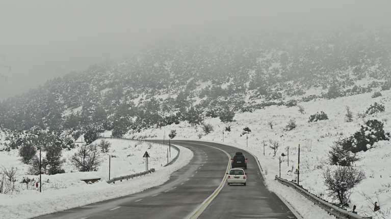 Έρχονται χιόνια την Κυριακή: Ποιες πόλεις θα ντυθούν στα λευκά - Ψυχρό μέτωπο από τα Βαλκάνια φέρνει βουτιά της θερμοκρασίας
