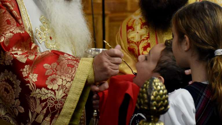 Χαμός με τη Θεία Κοινωνία: Επιδημία διαφορετικών απόψεων με αλλοπρόσαλλες δηλώσεις