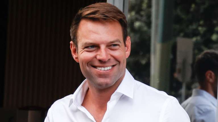 Ο Κασσελάκης απάντησε στη Λινού: &quot;Όταν ορκίστηκε υπέγραψε ότι η έδρα ανήκει στο κόμμα κι όχι στην ίδια&quot;- Γι&#39; αυτό διεγράφη