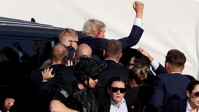 &quot;Τον Τραμπ μπορεί να μην τον χτύπησε σφαίρα, αλλά θραύσμα - Υπάρχουν ερωτήματα&quot;, λέει ο επικεφαλής του FBI