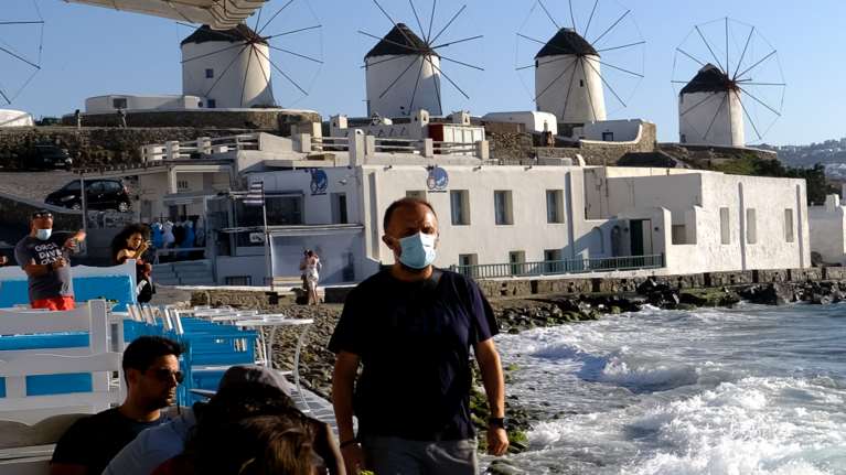 Κορονοϊός: Πολύ κοντά στο lockdown Μύκονος και Ίος - &quot;Καμπανάκι&quot; για άλλα 6 νησιά