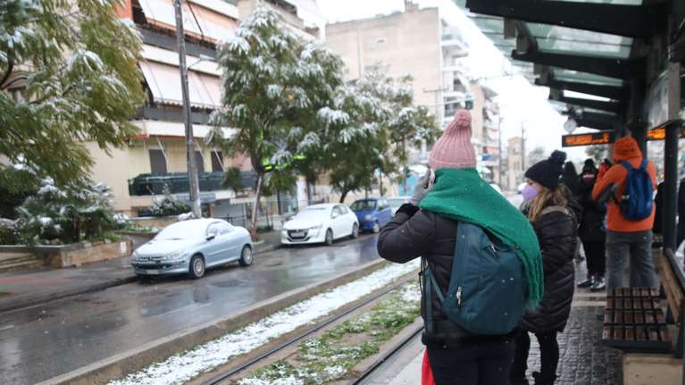 Χειμώνας σήμερα με κατακόρυφη πτώση θερμοκρασίας, βροχές και χιόνια - Οι προβλέψεις για την Αττική