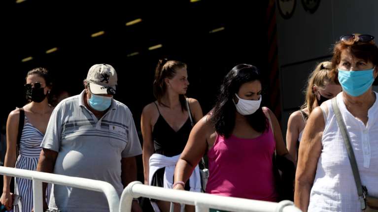 Επίσημο: Μόνο με αρνητικό μοριακό ή rapid τεστ τα ταξίδια στα νησιά για τους ανεμβολίαστους από τη Δευτέρα