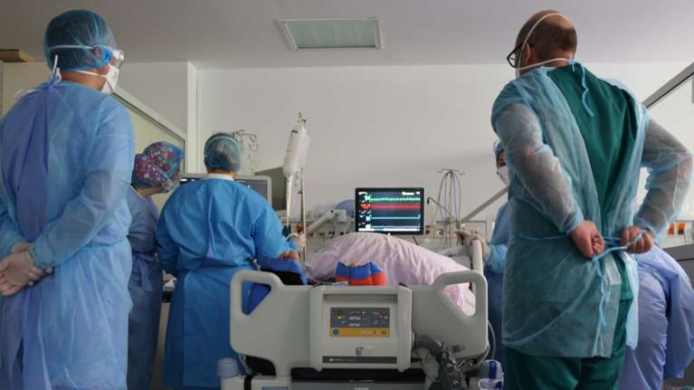 Αυξάνεται η πίεση στα νοσοκομεία: Μόνο για Covid το &quot;Σωτηρία&quot; - Ανοίγουν νέα κρεβάτια στον Ευαγγελισμό