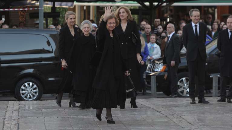 Μνημόσυνο τέως βασιλιά Κωνσταντίνου: Ποιοι πήγαν στη Μητρόπολη - Χειροκροτήματα για την αδελφή του Σοφία [βίντεο]