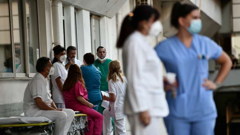 Υγειονομικοί σε αναστολή: Κι όμως, πληρώθηκαν κανονικά - Θα τους ζητηθούν πίσω τα χρήματα