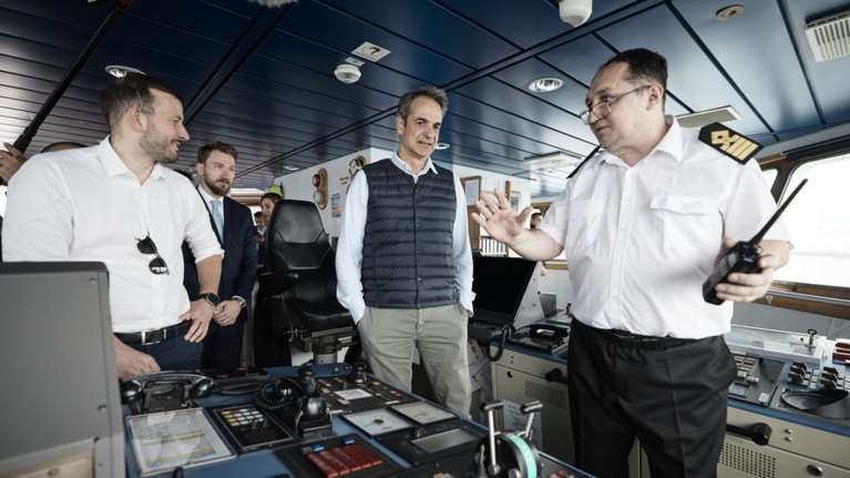 Ο Μητσοτάκης επισκέφθηκε το πλοίο "Typhoon" – Ενημερώθηκε για το βραβευμένο περιβαλλοντικό πρόγραμμά του [εικόνες]