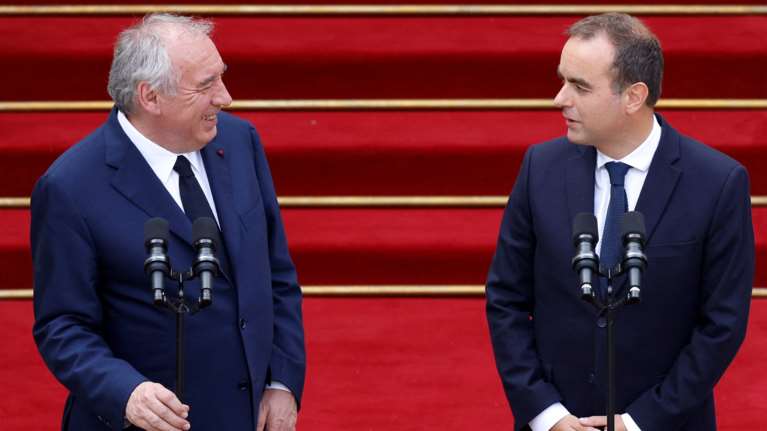 &quot;Βράζει&quot; η Γαλλία: Ο νέος πρωθυπουργός Σεμπαστιέν Λεκορνί υπόσχεται &quot; ουσιαστικές ρήξεις&quot;