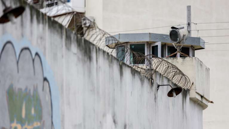 Οι διάλογοι που &quot;έκαψαν&quot; το κύκλωμα στις φυλακές Ιωαννίνων - &quot;Θα μου φέρουν κάτι λεφτά - Μην κάνεις @@@@@@@, φαίνονται&quot;