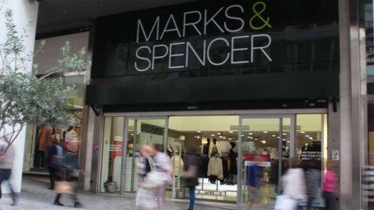Η Marks &amp; Spencer ξεστοκάρει τα αποθέματά της - Τιμές κάτω από το κόστος λόγω του lockdown