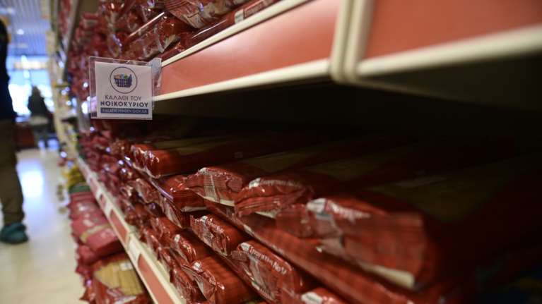 Καλάθι του νοικοκυριού: "Μειώθηκε η τιμή σε 101 προϊόντα" - Αυτοψία Άδωνι σε σούπερ μάρκετ