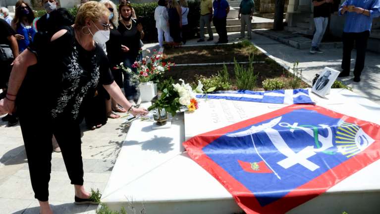 Τρισάγιο της Δήμητρας Λιάνη στον τάφο του Ανδρέα Παπανδρέου [εικόνες]