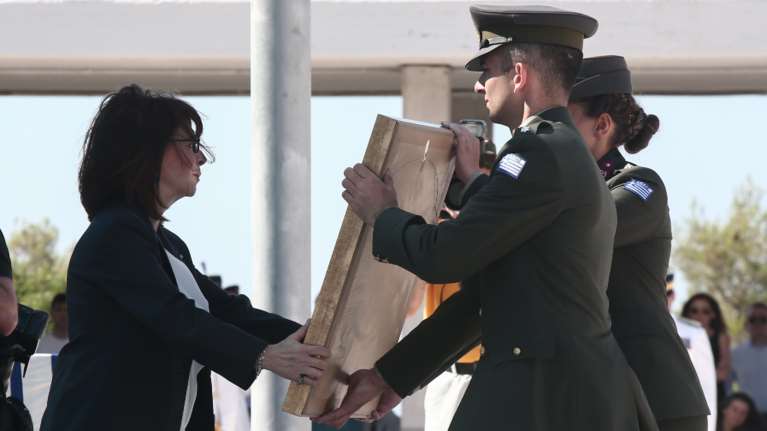 Αυτό είναι το δώρο-έκπληξη που έκαναν στη Σακελλαροπούλου στην ορκωμοσία της Σχολής Ευελπίδων [Εικόνες]