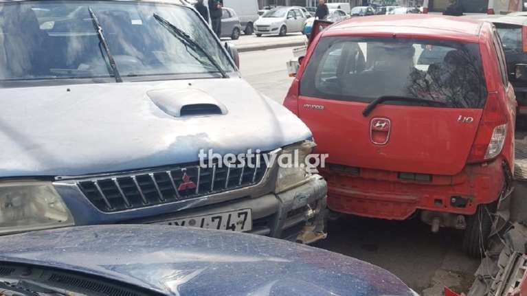 Θεσσαλονίκη: Τροχαίο με 5 αυτοκίνητα στο κέντρο της πόλης - Αγροτικό έπεσε πάνω σε τέσσερα οχήματα