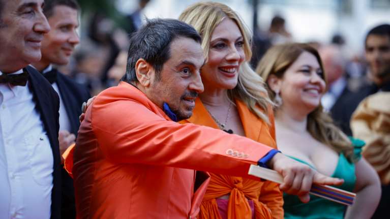 Σμαράγδα Καρύδη: Το σέξι colour blocking look στο κόκκινο χαλί και τα υπέροχα mules της