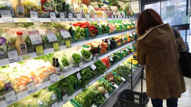 Τρία μέτρα για την αντιμετώπιση της ακρίβειας - Ψηφίζεται σήμερα η τροπολογία για μείωση τιμών στα σούπερ μάρκετ