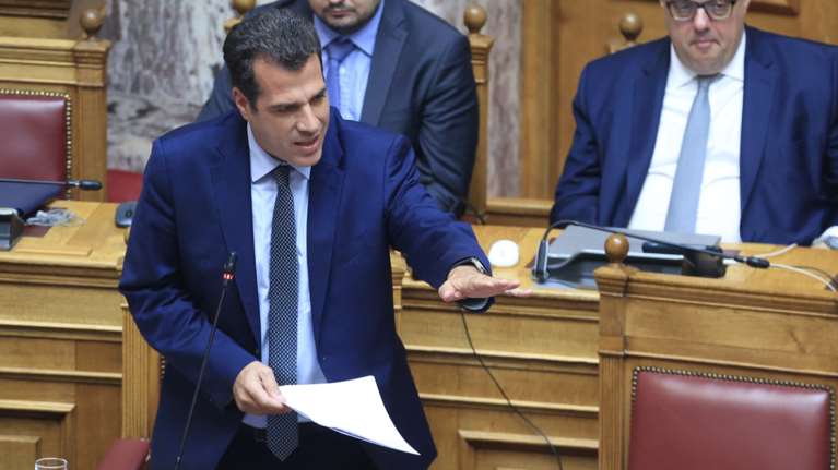 Καθιερώνεται ο όρος "παράνομη μετανάστευση" με εγκύκλιο Πλεύρη - Οικειοθελής επιστροφή για αποφυγή φυλάκισης