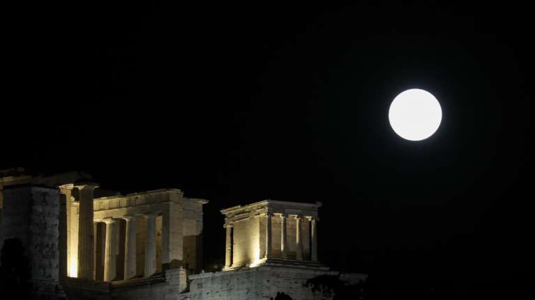 Ελεύθερη είσοδος και εκδηλώσεις σε αρχαιολογικούς χώρους, μνημεία και μουσεία για την αποψινή αυγουστιάτικη Πανσέληνο