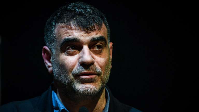 Απίστευτα fake news για την παραλία στο σποτ: Το retweet του Βαξεβάνη ότι βρίσκεται... στην Κροατία