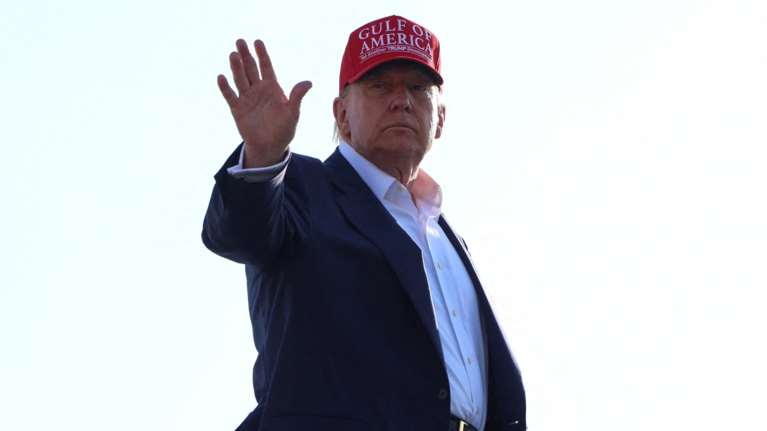 Ο Τραμπ &quot;κόβει&quot; τους δημοσιογράφους της WSJ από το ταξίδι του στη Σκωτία - Αντίποινα για το άρθρο με τον Επστάιν