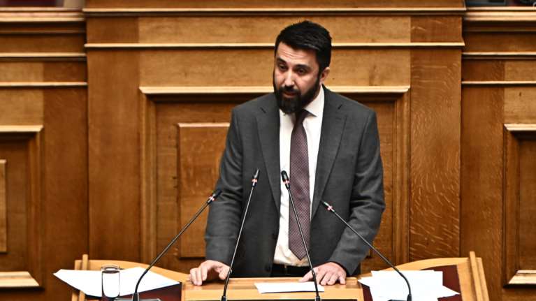 Νέα Αριστερά: Άρση ασυλίας για τον βουλευτή Οζγκιούρ Φερχάτ - Η υπόθεση συκοφαντικής δυσφήμησης μέσω Διαδικτύου