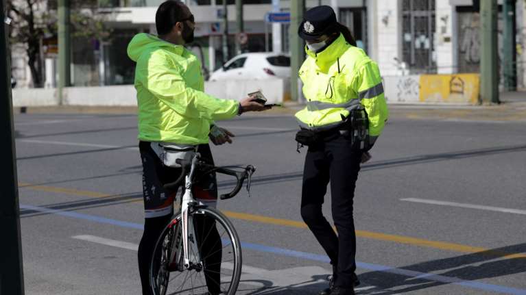 Μέτρα περιορισμού: Ξεπέρασαν τις 2.000 οι παραβάσεις την Τετάρτη
