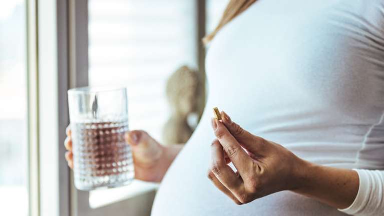 Παρακεταμόλη στην εγκυμοσύνη: Πόσο ασφαλής είναι - Οι &quot;θεωρίες&quot; Τραμπ για την εμφάνιση αυτισμού στα παιδιά