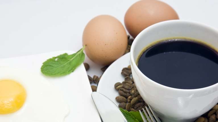 Από τον καφέ και τα αυγά μέχρι το πότε πρέπει να τρώμε: Οι μεγαλύτεροι μύθοι διατροφής που καταρρίπτουν οι ειδικοί