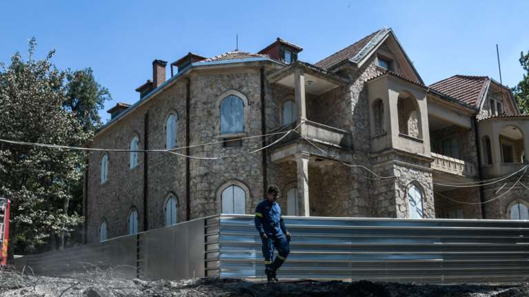 Μενδώνη για Τατόι: Από τη φωτιά είχαμε ζημιές σε επτά κτίρια - Άθικτα τα κοντέινερ με τα πολύτιμα αντικείμενα