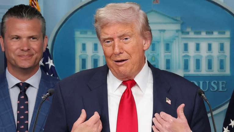 Τραμπ: Περιμένω εποικοδομητική συζήτηση με τον Πούτιν - Θα του πω να τερματίσει τον πόλεμο