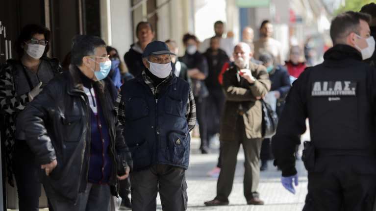 Στο τραπέζι πιο σκληρά μέτρα: Χρονικό πλαφόν στις μετακινήσεις, όριο στα SMS, &quot;απαγορευτικό&quot; το βράδυ