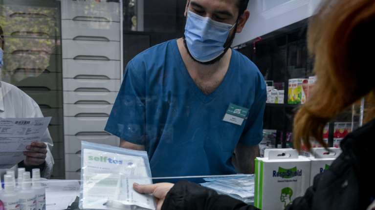 Υποχρεωτικά self test από σήμερα σε εργαζόμενους ιδιωτικού και δημόσιου τομέα - Ποιους αφορά