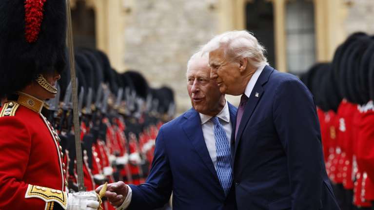 ΗΠΑ: Απέλυσαν διευθυντή μουσείου επειδή αρνήθηκε στον Τραμπ να δωρίσει σπαθί του Αϊζενχάουερ στον Κάρολο