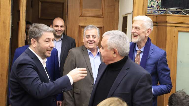 Συνεδρίαση ΚΟ ΠΑΣΟΚ: Η &quot;εισβολή&quot; του Γ. Λοβέρδου, η ατάκα του Κατρίνη και το μήνυμα του εορτάζοντα Ανδρουλάκη [εικόνες]