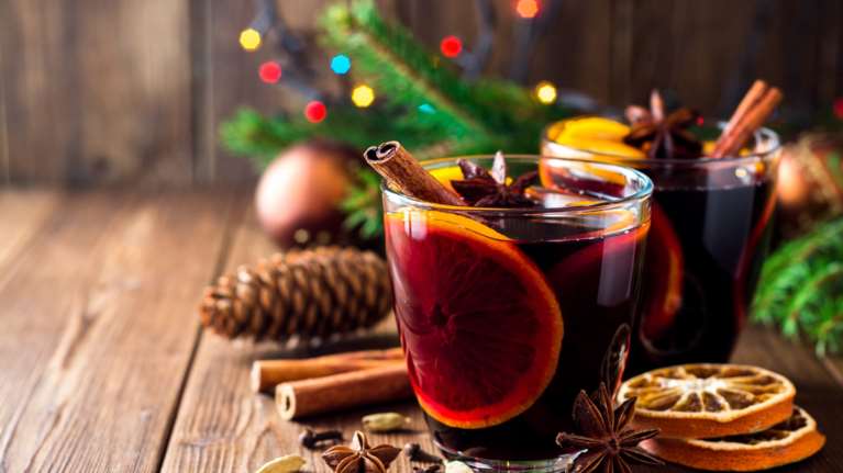 Glühwein: Συνταγή για το απόλυτο χριστουγεννιάτικο ποτό - Ζεστό αρωματικό κρασί, έτοιμο σε 5 λεπτά