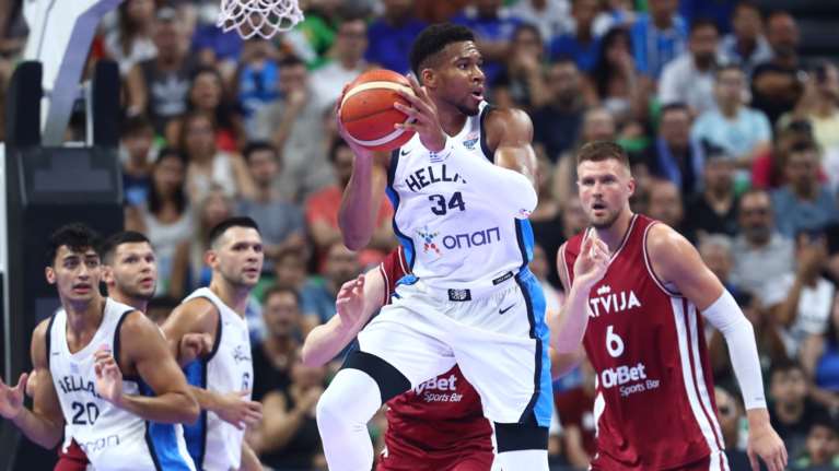 Αφιέρωμα της FIBA στον Γιάννη Αντετοκούνμπο: Ο απόλυτος φόβος των αντιπάλων και ο σεβασμός των αστέρων του μπάσκετ
