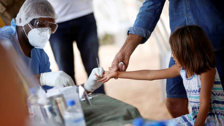 Κορονοϊός: Τα νέα συμπτώματα και ο κίνδυνος για τα παιδιά από την μετάλλαξη Αρκτούρος - Σε επιφυλακή ο ΠΟΥ