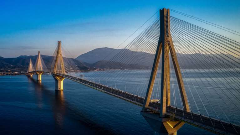 Φωταγωγούνται μνημεία της ΕΕ για τις ευρωεκλογές με ηχηρό μήνυμα: Η γέφυρα Ρίου - Αντιρρίου ανάμεσά τους