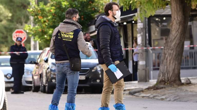 Δύο συλλήψεις για την εκτέλεση στη Γλυφάδα - Αναζητείται ο δεύτερος πιστολέρο και ο συνεργός του