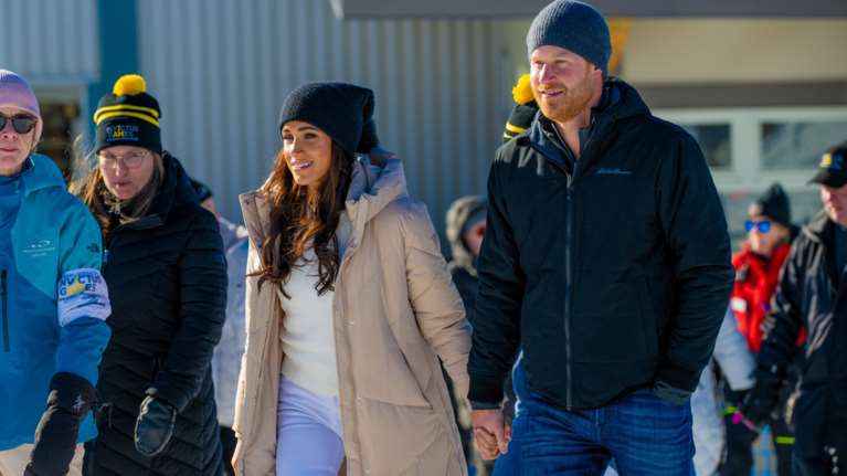 Στα χιόνια η πρώτη κοινή εμφάνιση Χάρι-Μέγκαν μετά τη σοβαρή ασθένεια του Καρόλου: Το άψογο snow look της Μαρκλ