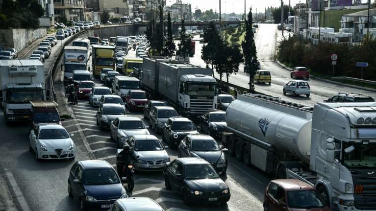 Καραμπόλα 6 οχημάτων στον Κηφισό και τροχαίο στην Αττική Οδό - Κυκλοφοριακό χάος και ουρές χιλιομέτρων